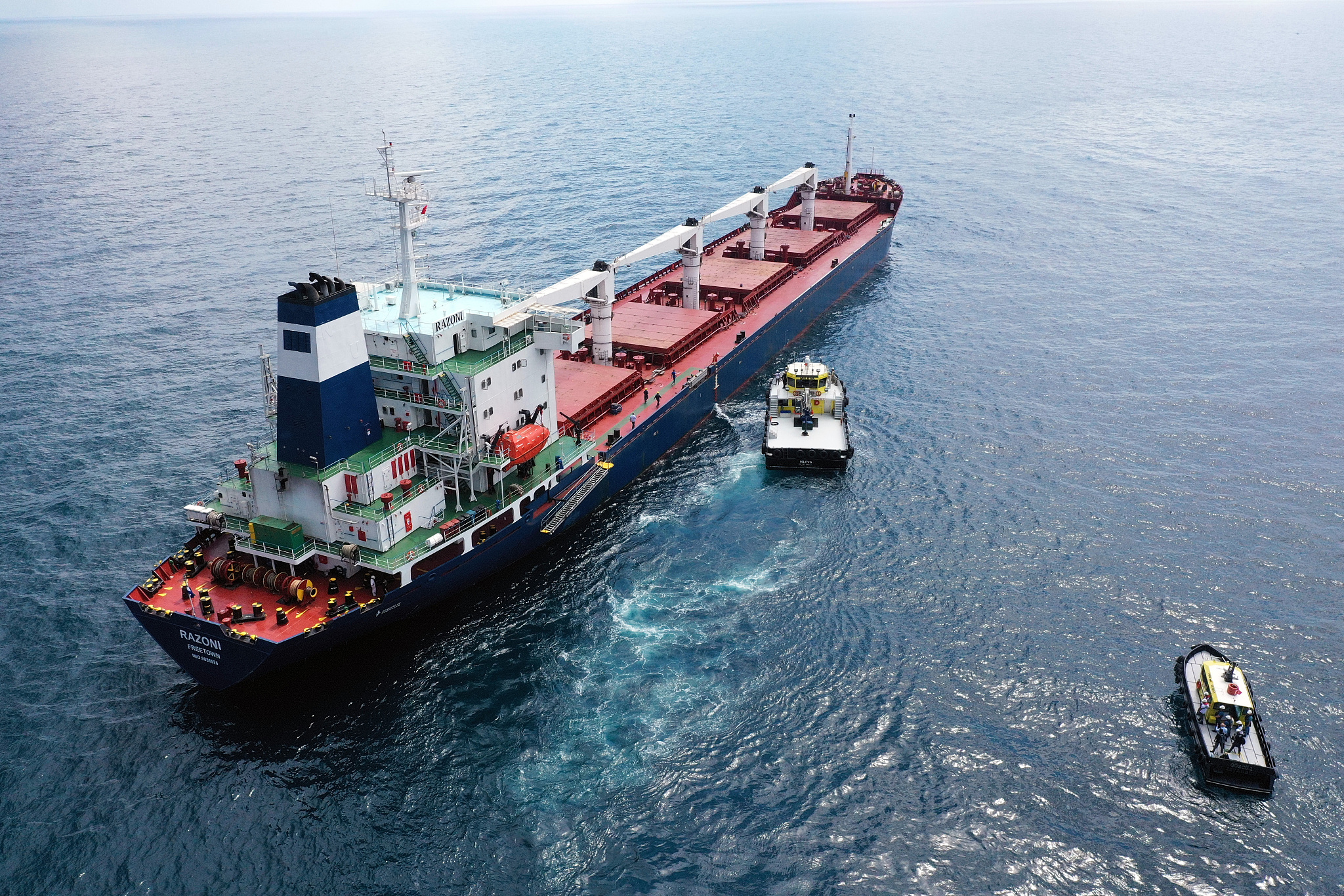 当地时间2022年8月3日,土耳其伊斯坦布尔,干货船"拉佐尼"的航拍图.