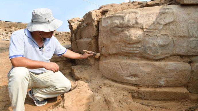 陕西石峁遗址皇城台发现大型人面石雕