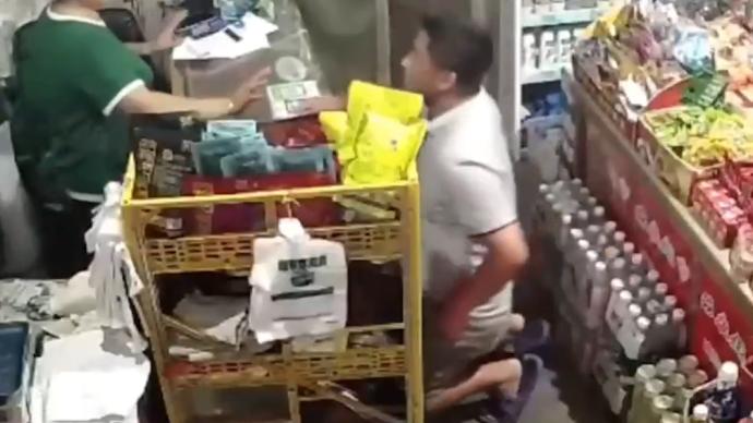 小伙手机、钱包被偷下跪求助，上海这个暖心老板给钱给粮