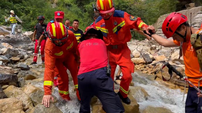 游客摔落大坝昏迷，14名消防员用担架抬出送医