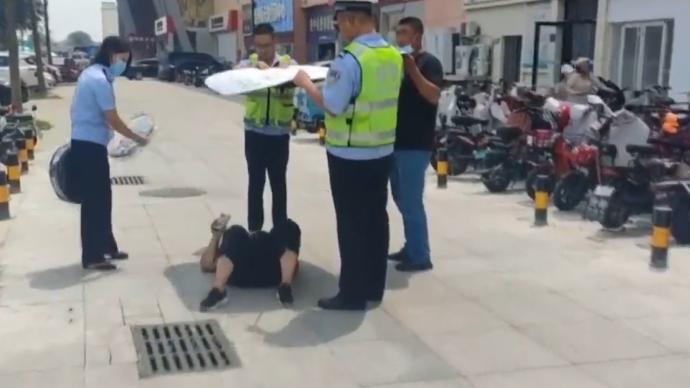 淄博交警为晕倒女子遮阳20分钟，围观群众前来帮忙