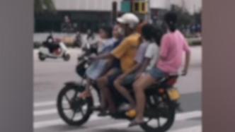 一辆摩托车上挤了6人其中5名小孩，民警上门罚款