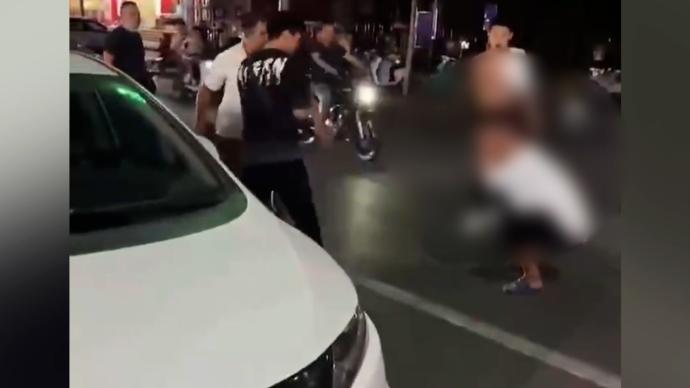 郸城警方：21岁男子持刀伤2人，被巡逻民警和群众当场控制