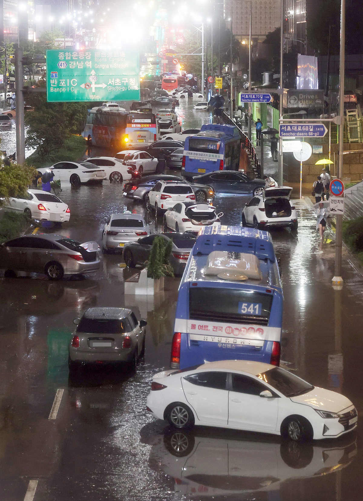 多图直击韩国首尔特大暴雨：市中心一片汪洋，已8遇难6失踪