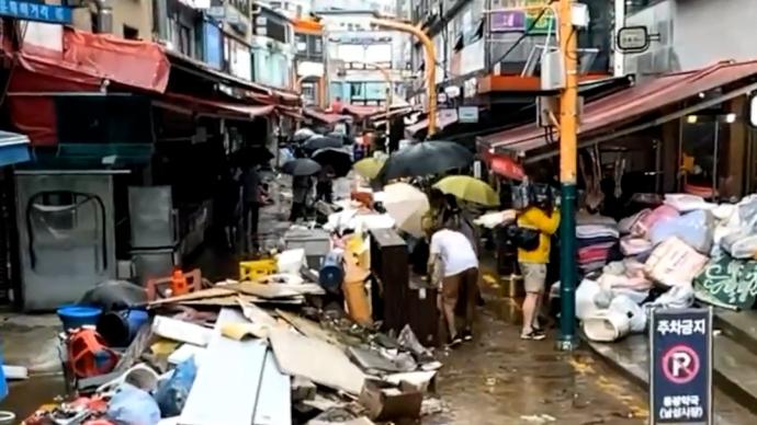 首尔暴雨后低洼地区受灾严重：商户清理淤泥，损失严重
