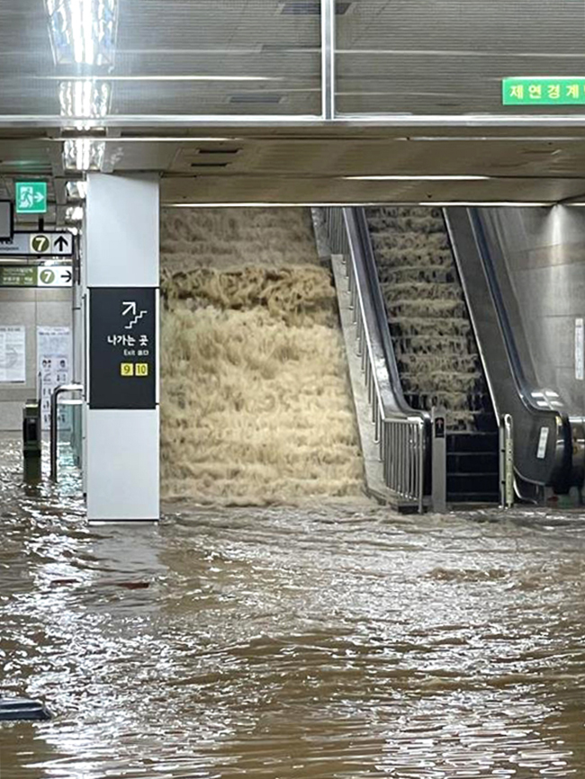 多图直击韩国首尔特大暴雨：市中心一片汪洋，已8遇难6失踪