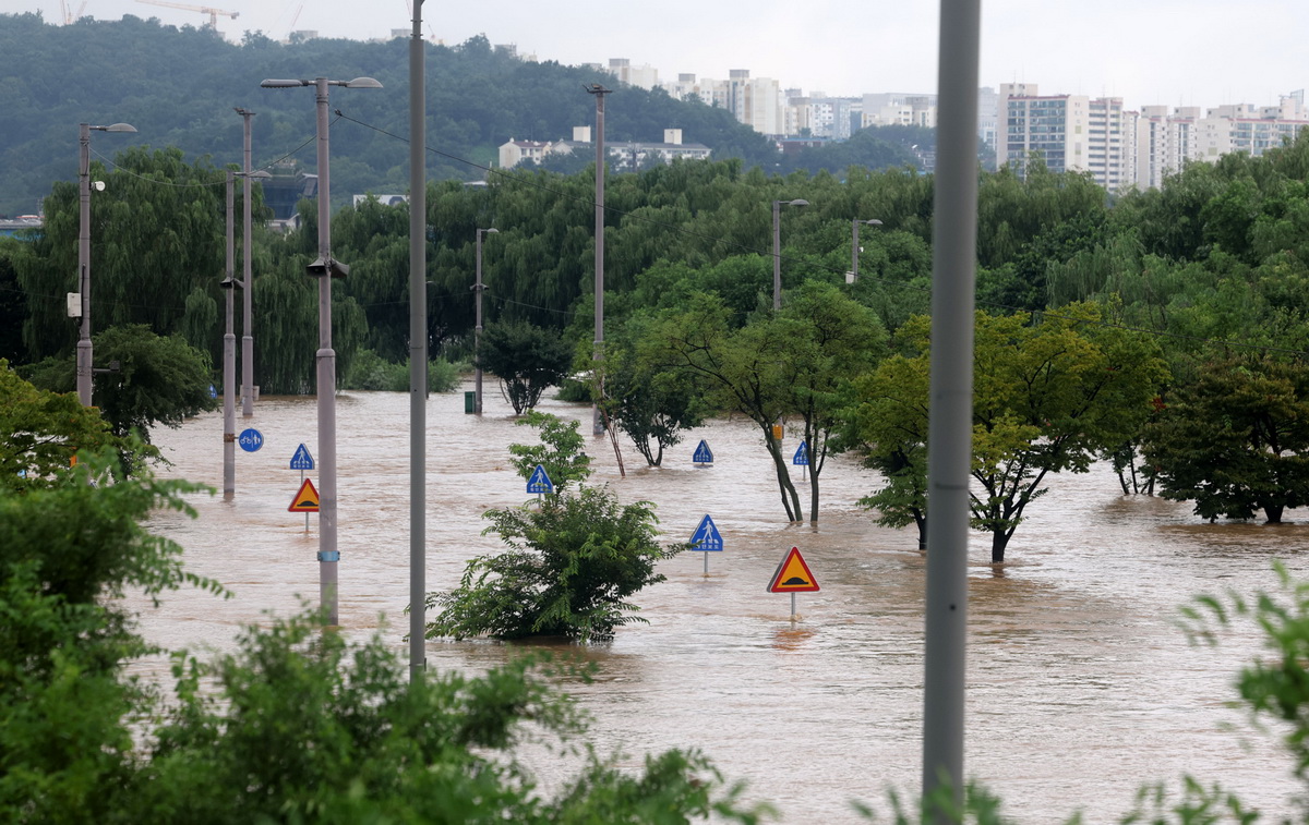 多图直击韩国首尔特大暴雨：市中心一片汪洋，已8遇难6失踪