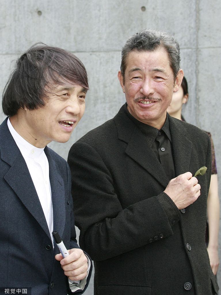 20日本著名时装设计师三宅一生(右)与建筑师安藤忠雄。