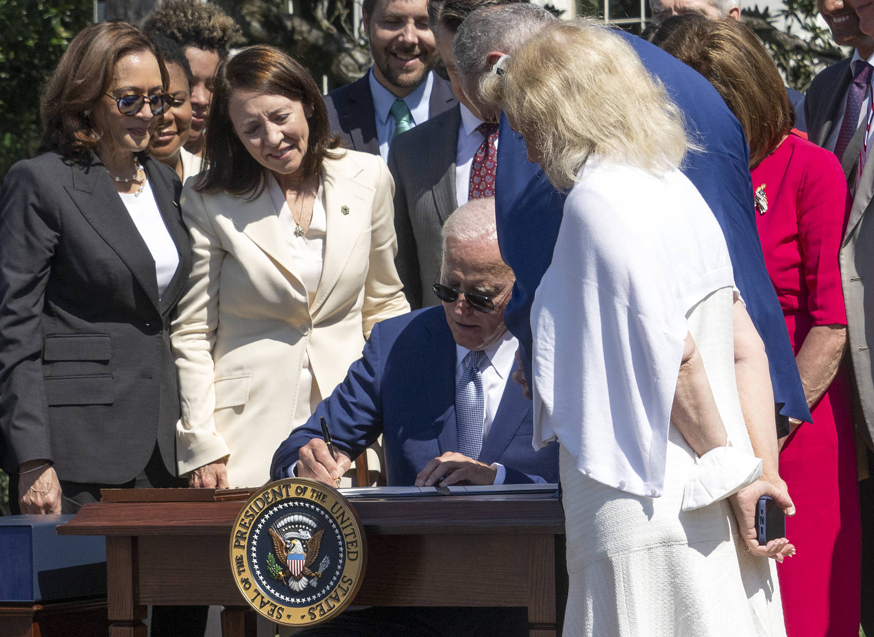 8月9日，美国总统拜登在白宫签署《芯片和科学法案》。? 视觉中国 图