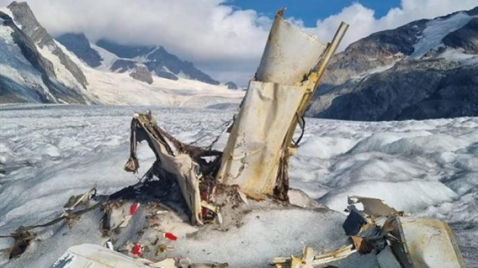 瑞士一冰川因热浪融化，现出人类遗骸和飞机残骸