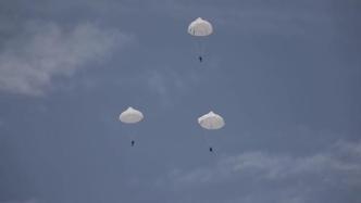 勇敢一跃！特战女兵千米高空伞花漫天