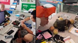 手機(jī)店老板免費(fèi)幫修手機(jī)，老人冒著高溫送桃感謝