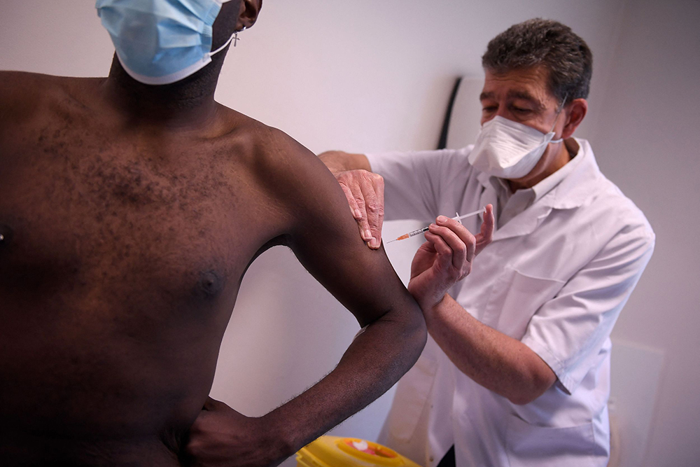 当地时间2022年8月3日，法国巴黎，一名男子在巴黎的猴痘疫苗接种点接种疫苗。人民视觉 图