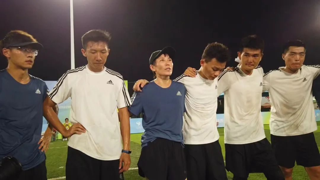 翟宇虹（左三）赛后鼓励队员。
