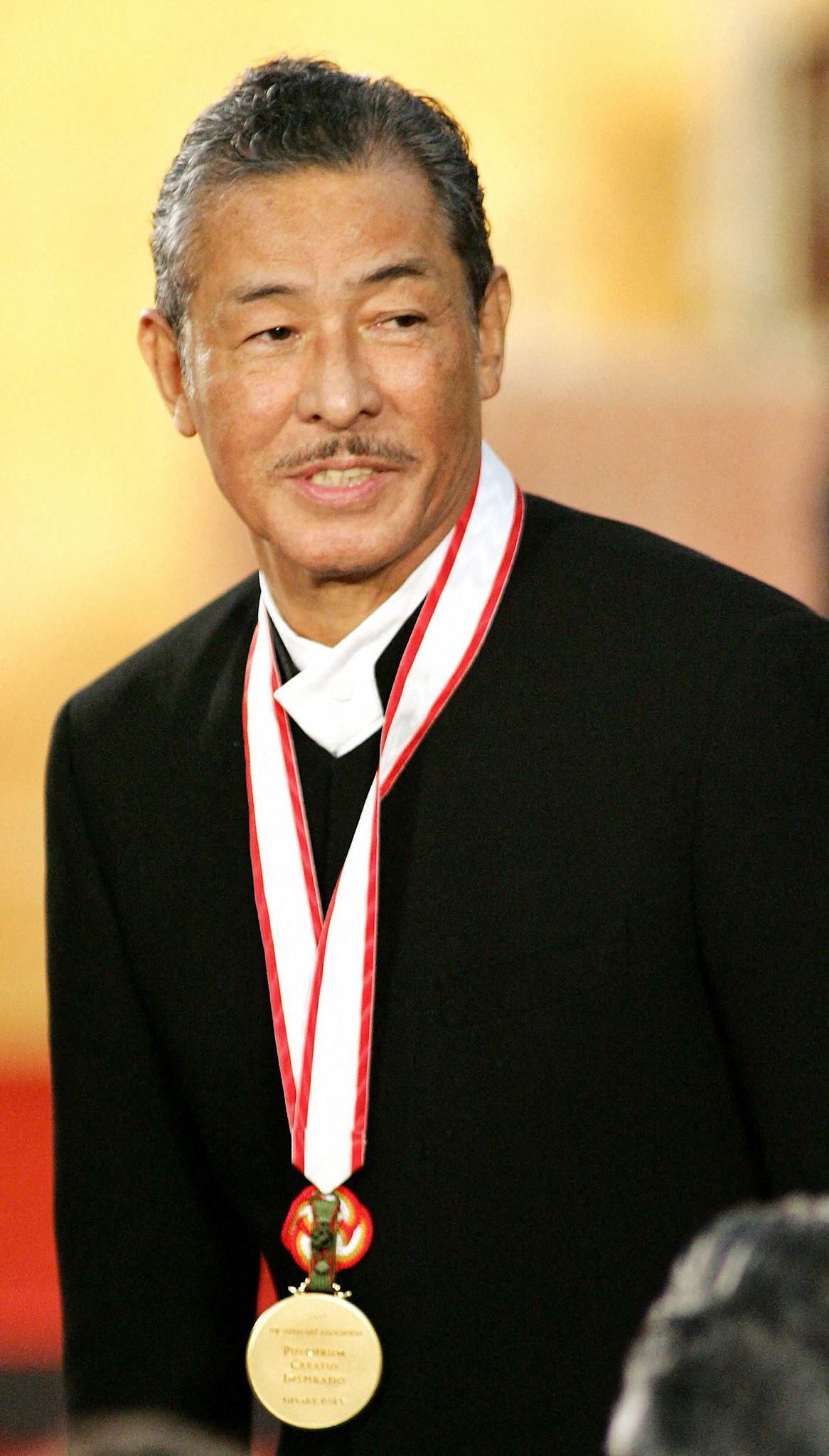 2005年10月18日，日本时尚设计师三宅一生获得“高松宫殿下纪念世界文化奖”，在东京举行的颁奖典礼上面露微笑，摄于2005年10月18日。