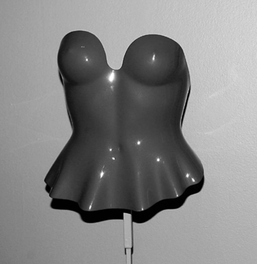 三宅一生，红塑紧身胸衣，1980年作品。于纽约FIT（时尚科技学院）2006年展览《爱与战争 ：被武器化的女人》上展出。摄影：罗宾·贝克/法新社/盖蒂图片社。