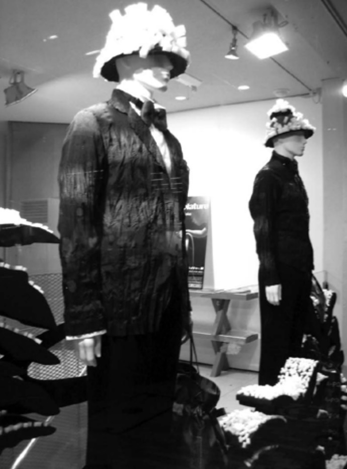 三宅一生，男式夹克配雪帽。表参道橱窗展示，东京，2008。摄影：作者。