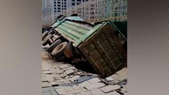 大货车侧倒路边陷入坑中，连云港赣榆交警：系施工车辆