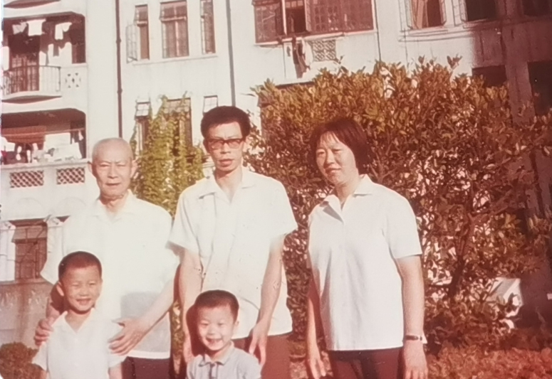 1970年代末的(de)一个暑假，马明华（右一）和丈夫、公(gong)公(gong)以及两个儿子在枕流花园里面拍的(de)全家福