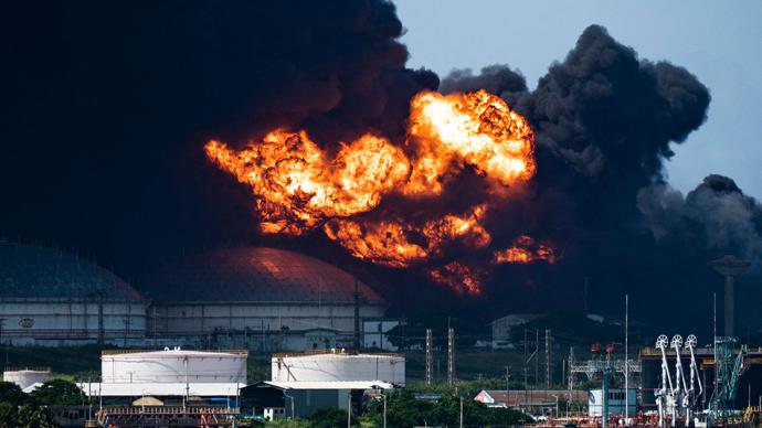 图集｜古巴储油基地大火仍在燃烧，已波及4个储油罐