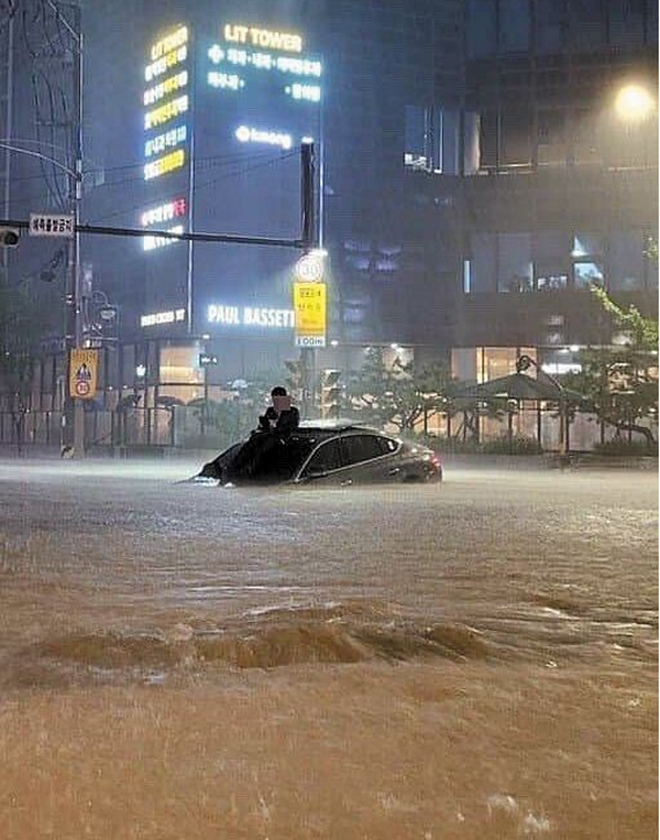 多图直击韩国首尔特大暴雨：市中心一片汪洋，已8遇难6失踪