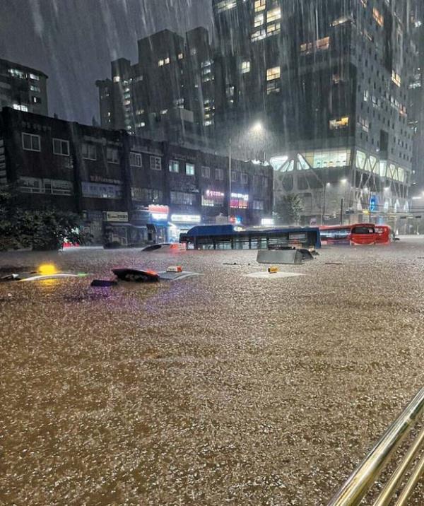 多图直击韩国首尔特大暴雨：市中心一片汪洋，已8遇难6失踪