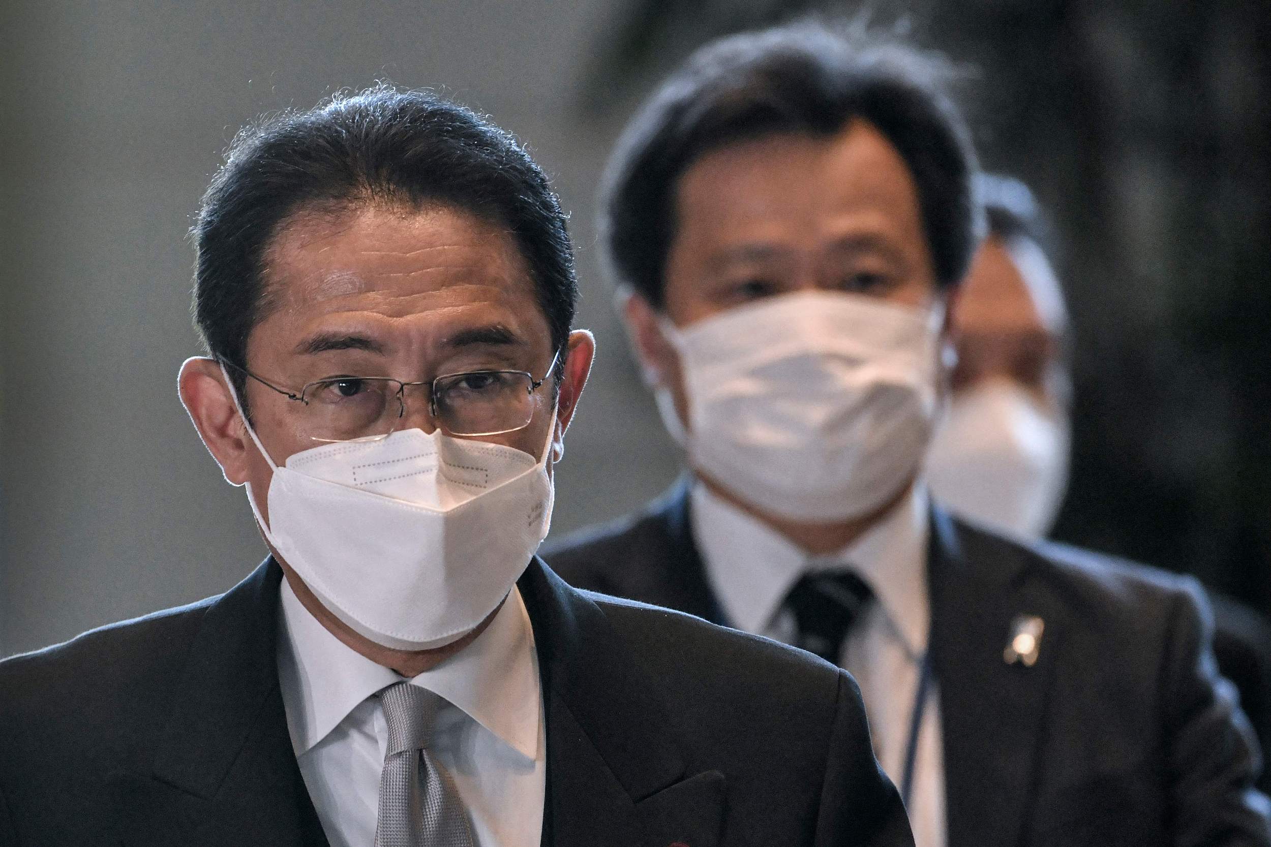 当地时间2022年8月10日，日本东京，日本首相岸田文雄(左)在东京皇宫参加完认证仪式后回到自己的办公室。视觉中国 图