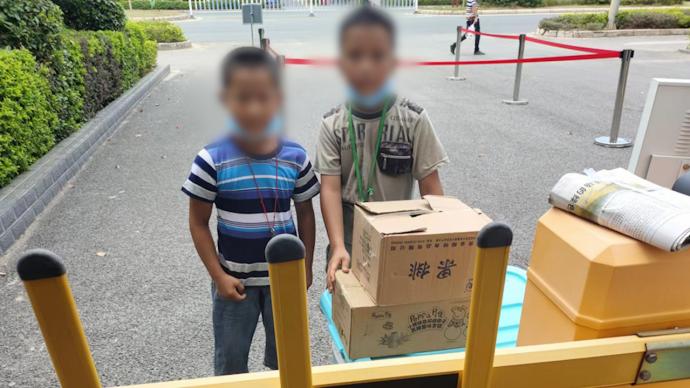 柳州两小学生暑假卖废品，攒零花钱给消防叔叔买雪糕