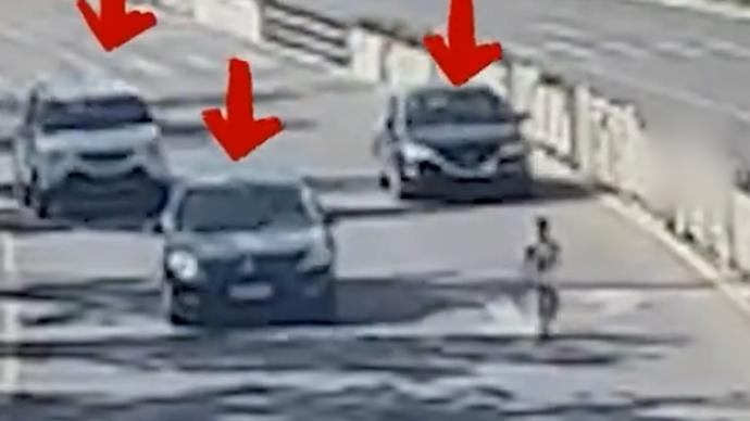 小孩在马路上奔跑，3辆私家车围成“三角阵”保护