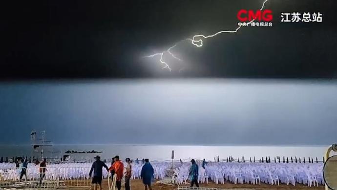 连云港海上闪电造型多变，甚至在天空打了个“结”