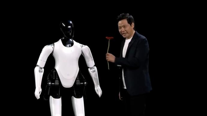 小米人形机器人“铁大”：刚会走，尚无法量产