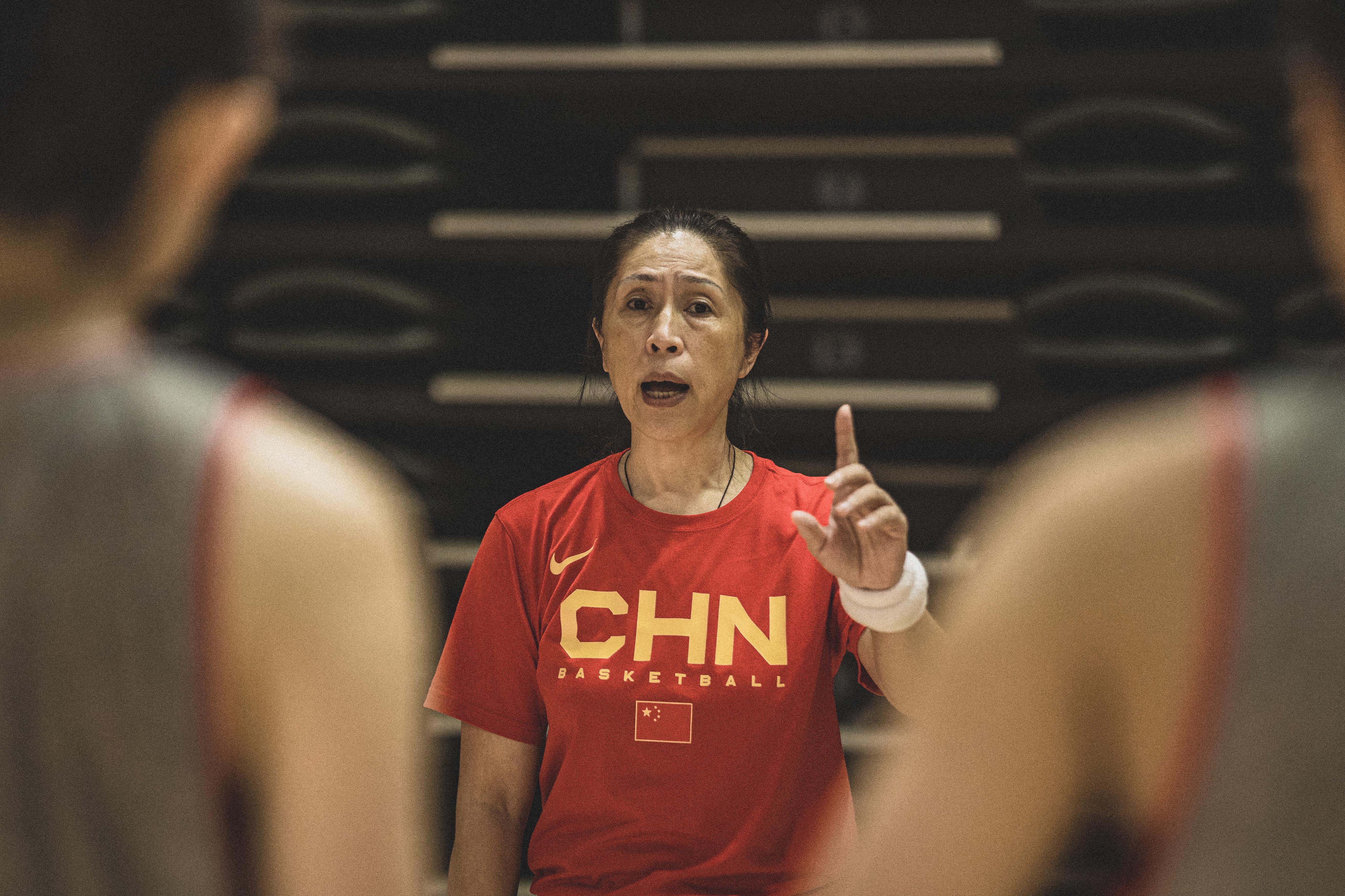 中国女篮主帅郑薇。 本文图片来源：中国篮球之队(dui)
