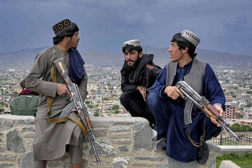 当地时间2022年4月18日，阿富汗喀布尔，塔利班士兵在站岗。视觉中国 图