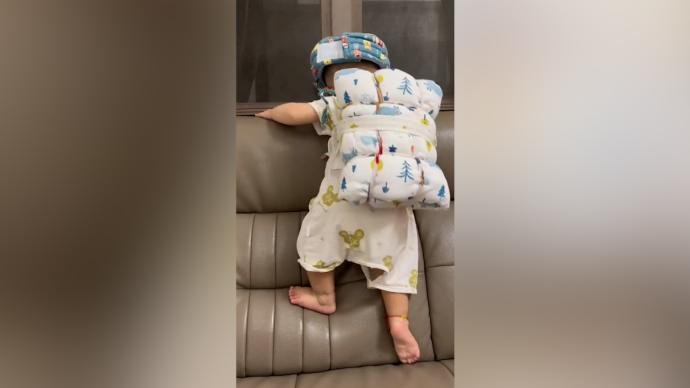 宝宝喜欢爬沙发，奶奶做“防护装备”保护