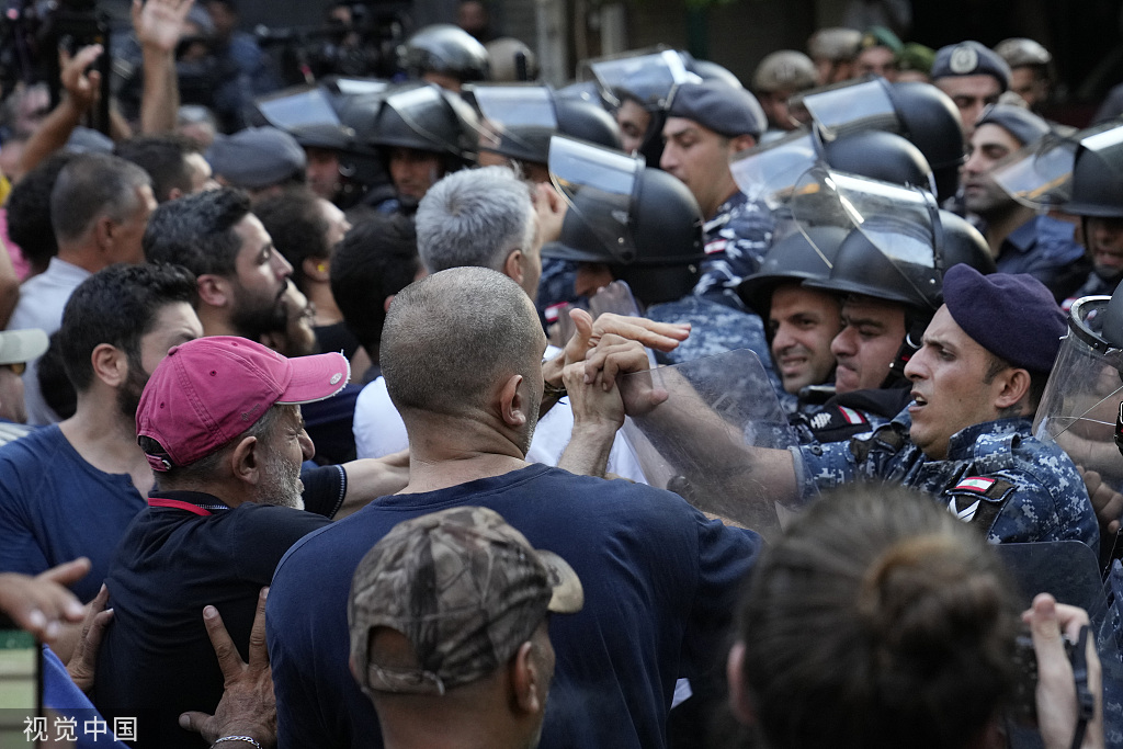 当地时间（shijian）2022年8月11日，黎巴嫩贝鲁特，防暴警察在镇压抗议者。