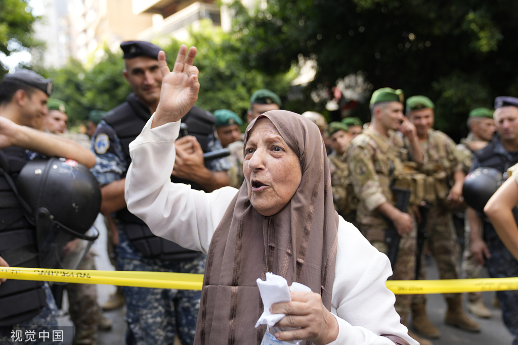当地时间（shijian）2022年8月11日，黎巴嫩贝鲁特，一名储户在持枪男子挟持人(ren)质的(de)银行外抗议。