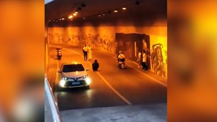 摄影师隧道内为情侣拍照，目击者：这样的浪漫太危险