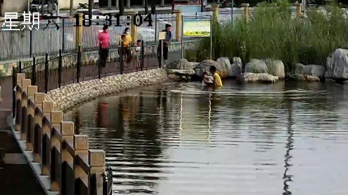 女孩跳湖轻生，消防员跑步路过将她救上岸