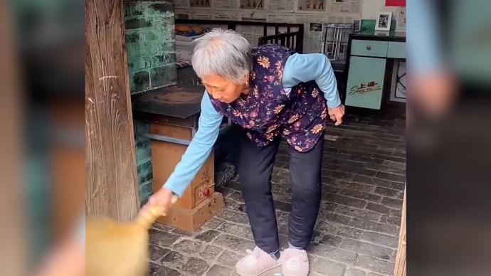 78岁奶奶坚持每天收拾房间，网友：整洁与房子新旧无关