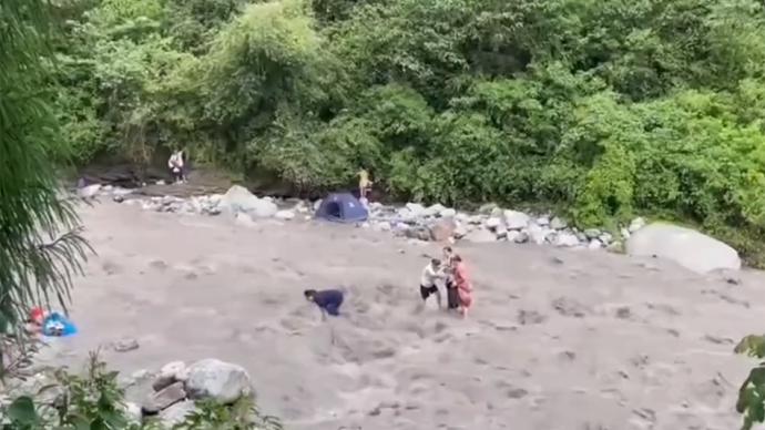 四川彭州通報突發山洪：未撤離游客被卷入洪水，正開展搜救