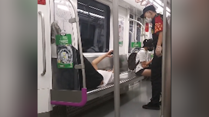 乘客反映男子脚蹬挡板躺玩手机，成都地铁：对不文明行为会劝导