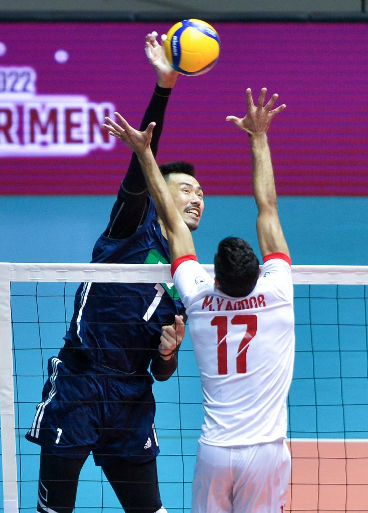 8月9日，中国队球员戴卿尧（左一）在比赛中扣球。新华社发（拉亨摄）