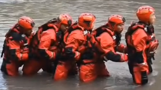 消防真人演示遇到洪水如何自救