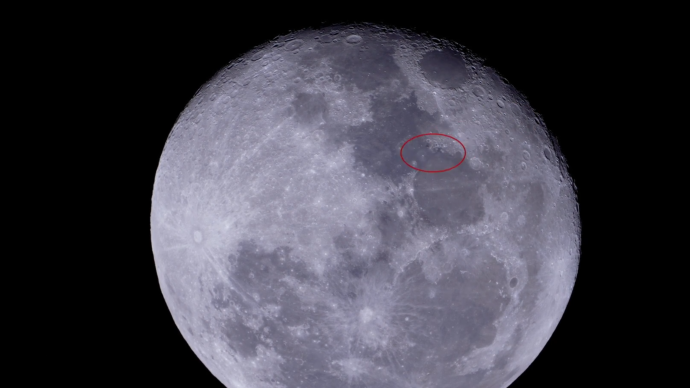 8K超清记录中国空间站凌月：天和核心舱与问天实验舱组成“土”字结构
