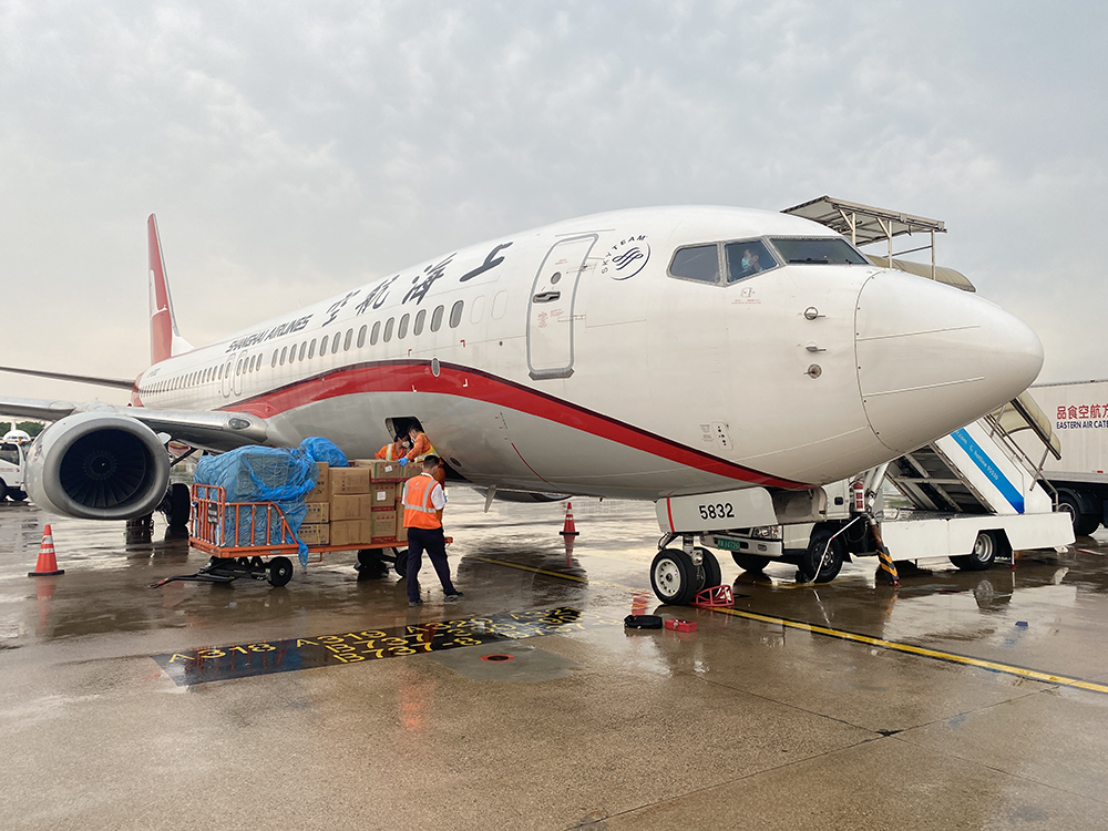 上海援西藏日喀则的(de)抗疫物资在虹桥机场装上航班，飞往中转地。本文图片均为 东航 供图