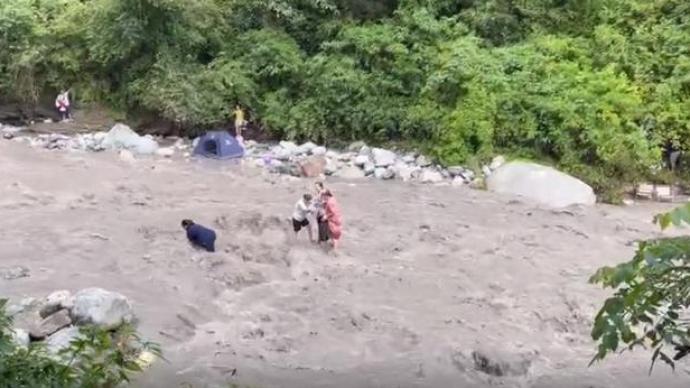 四川彭州龙槽沟突发山洪灾害共造成7人死亡、8人轻伤