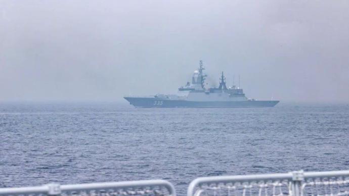 “国际军事比赛-2022”俄方参赛舰艇抵达青岛附近海域