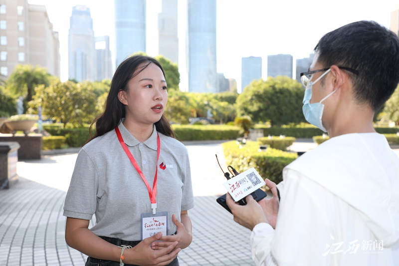 第一位抵昌报道的封面新闻记者杨霁月接受记者采访