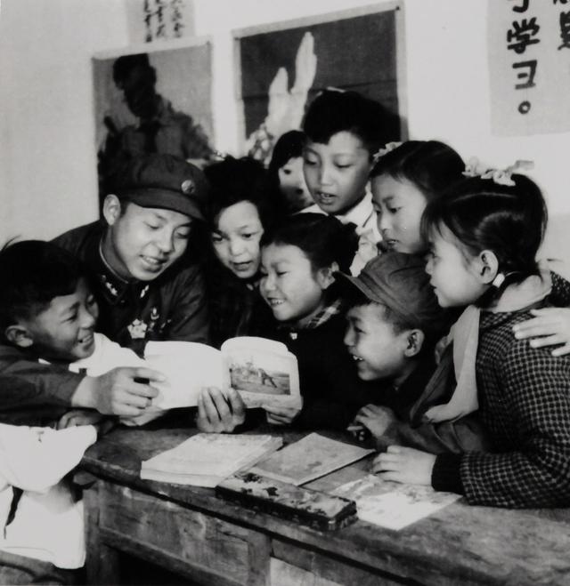 1960年，雷锋和建(jian)设(she)街小学的(de)孩子们(men)一起读书。（抚顺市雷锋纪念馆提供）