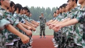 马上评｜高温天取消或延期军训，是讲科学也是以人为本
